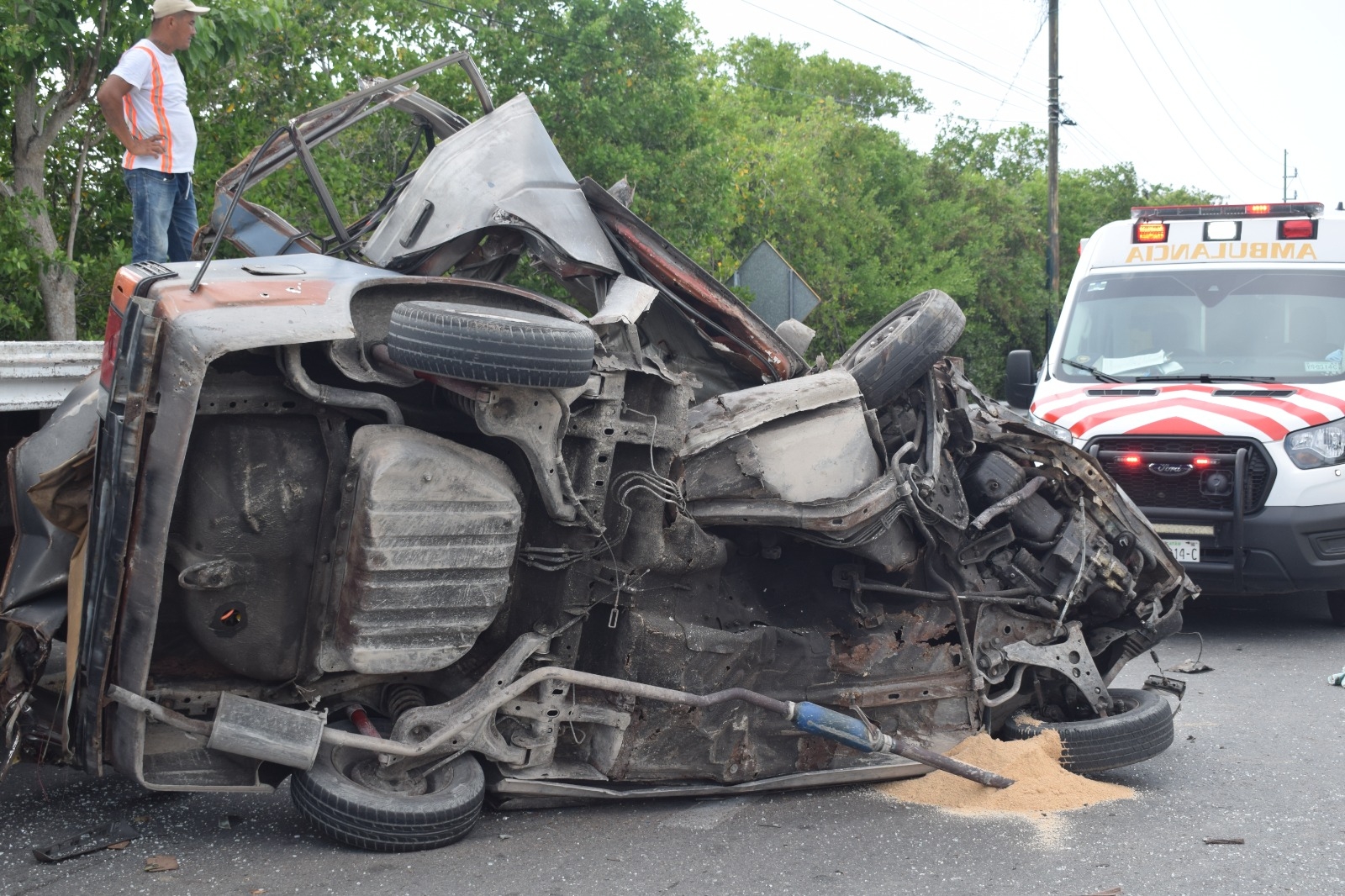 Fuerte choque en la carretera Progreso-Mérida deja dos personas prensadas