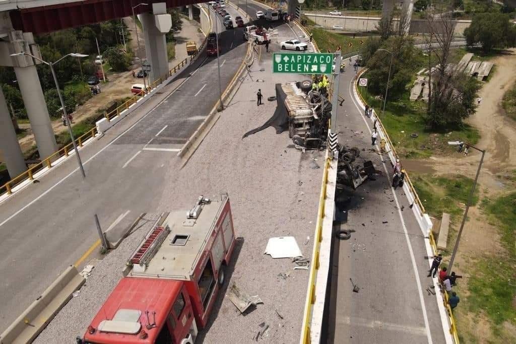 Volcadura de un tráiler en la autopista de Tlaxcala deja dos muertos y ocho lesionados