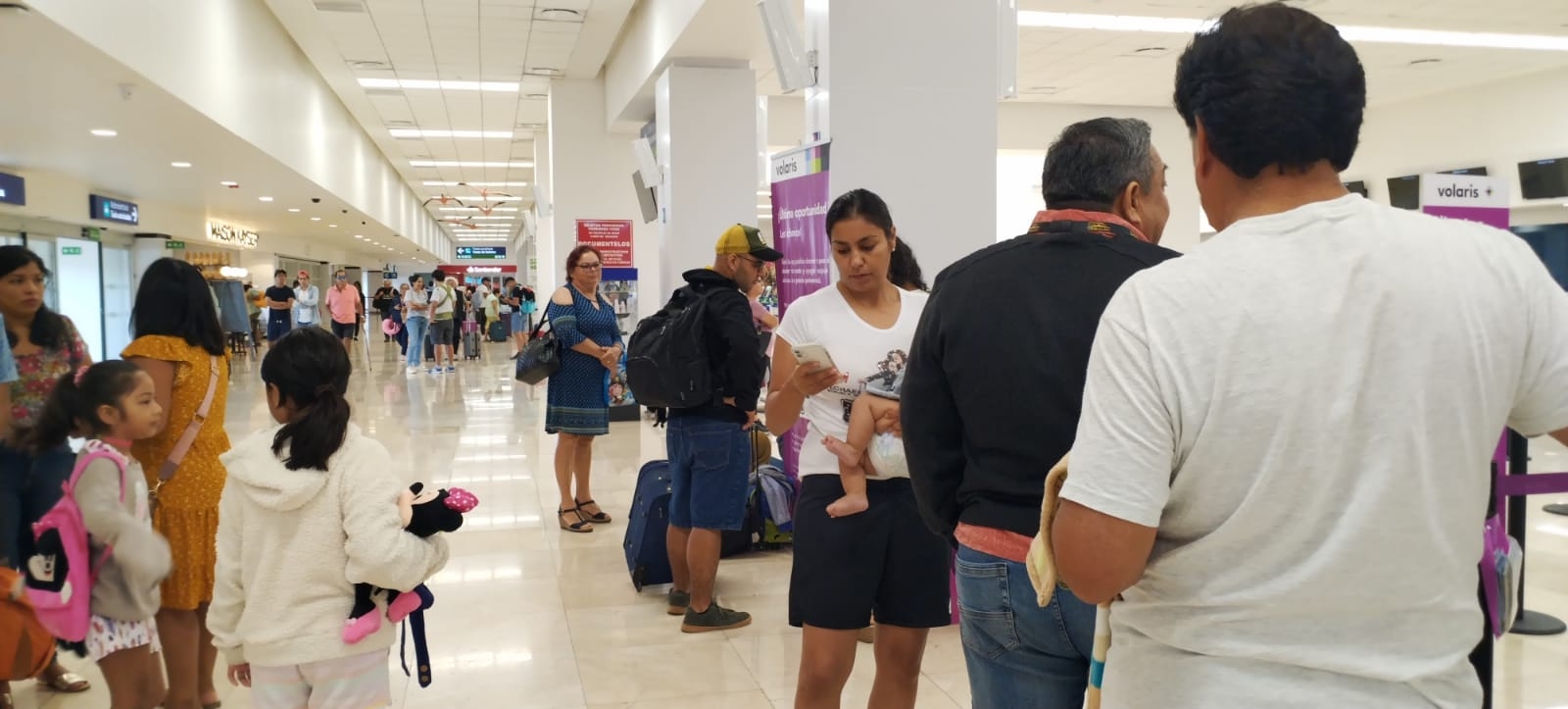 Fallas en las pantallas del aeropuerto de Mérida causan confusión a pasajeros