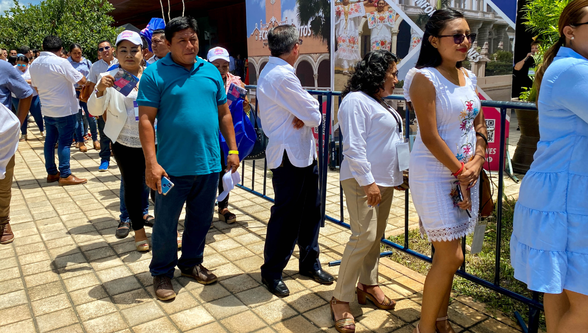 Fiesta clasista en el Informe de Renán Barrera: Invitados VIP no esperan; los 'pobres' bajo el sol