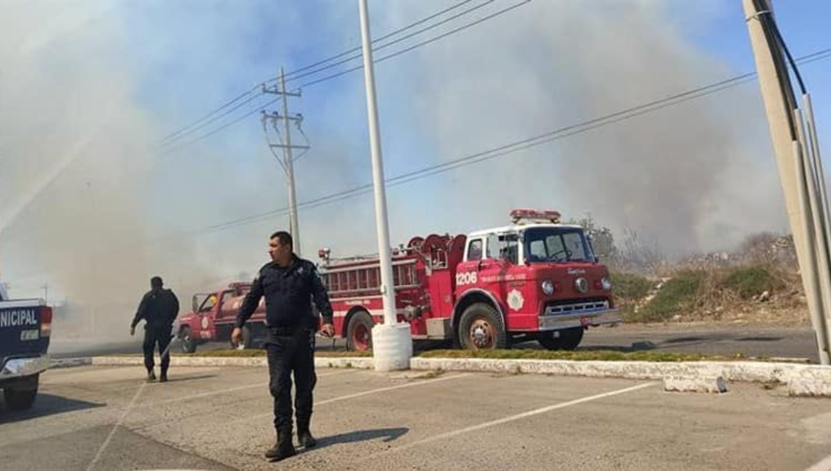 Incendio destruye tres vehículos en un terreno baldío al Oriente de Mérida