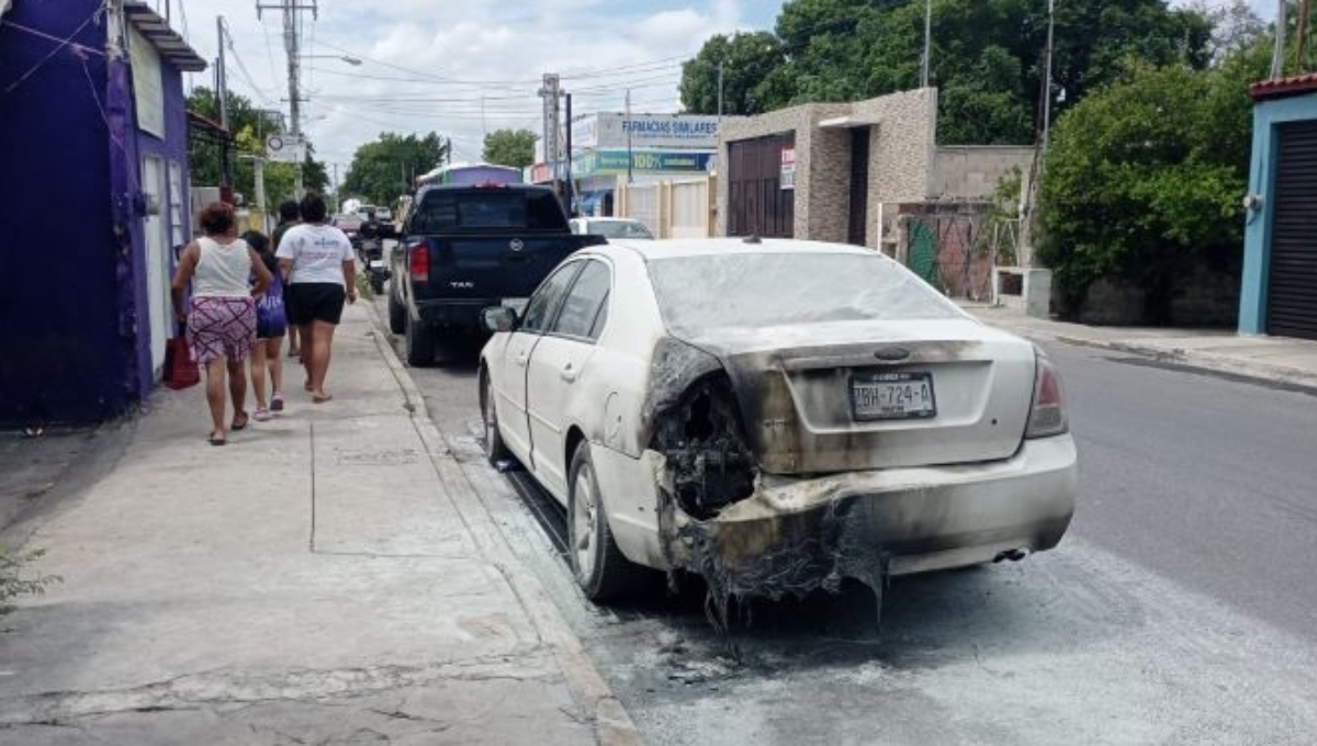 Hombres arrojan gasolina y prenden fuego a un auto al Sur de Mérida