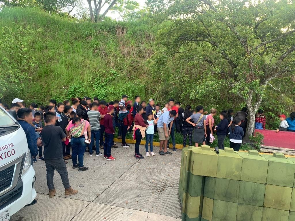 Rescata INM a 126 migrantes en un autobús en Veracruz