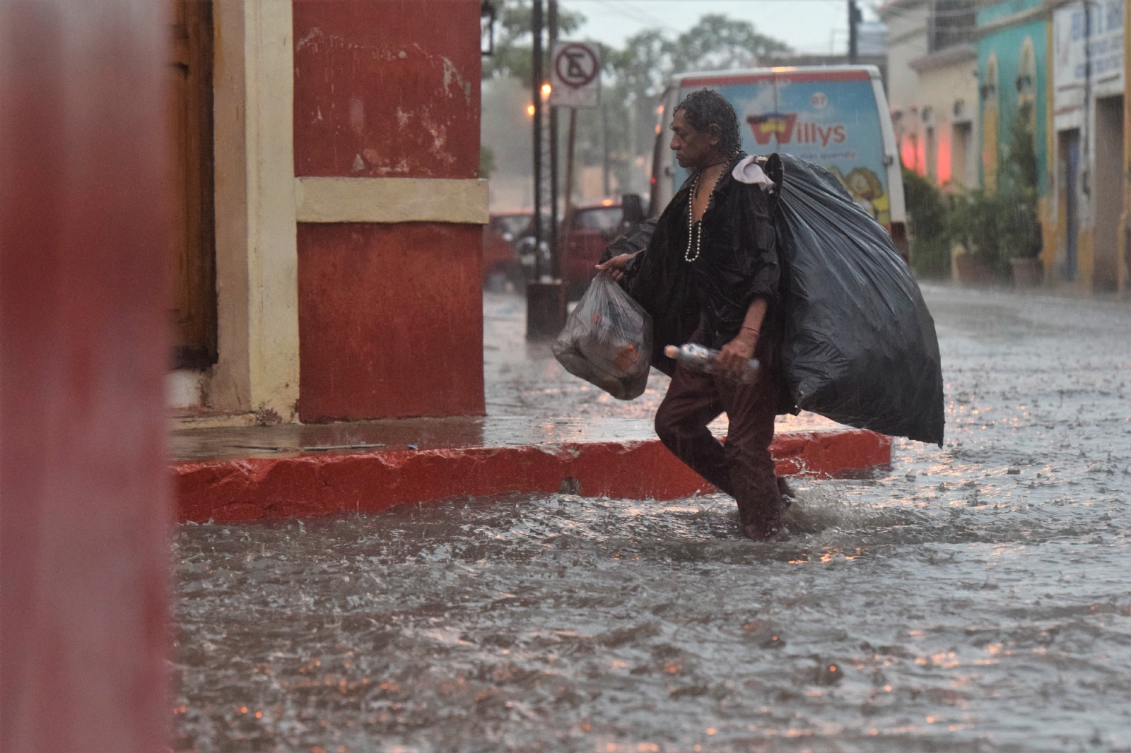 Dos ondas tropicales causarán lluvias en la Península de Yucatán esta semana