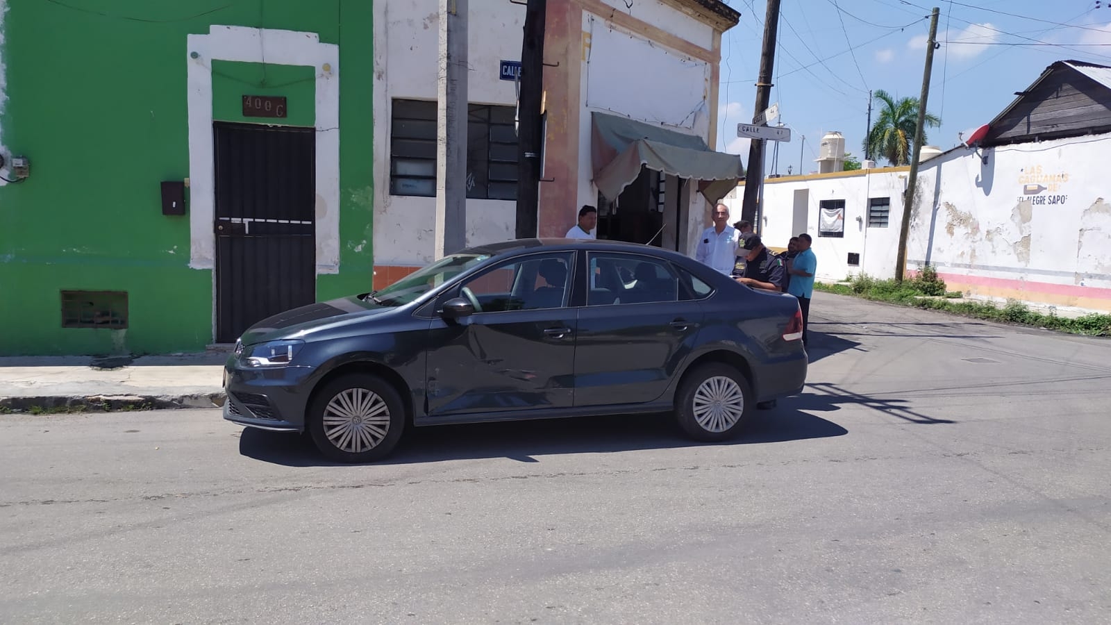 Automovilista choca contra el auto de una familia de Quintana Roo en Mérida