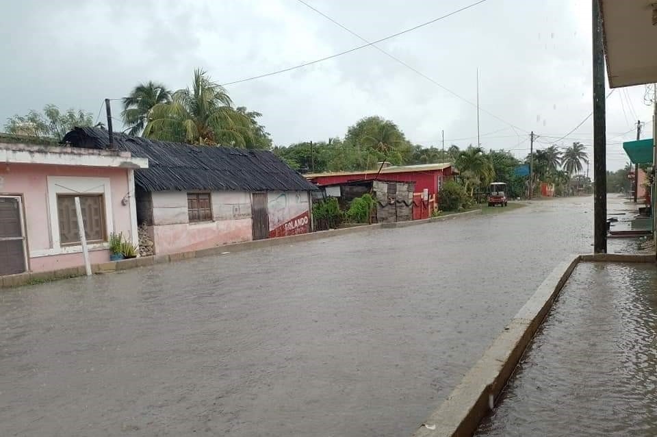 Las calles de El Cuyo se inundan por las fuertes lluvias