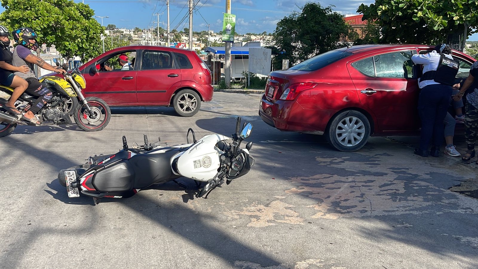 Hombre enfrenta a conductor tras atropellar a su familia en Campeche