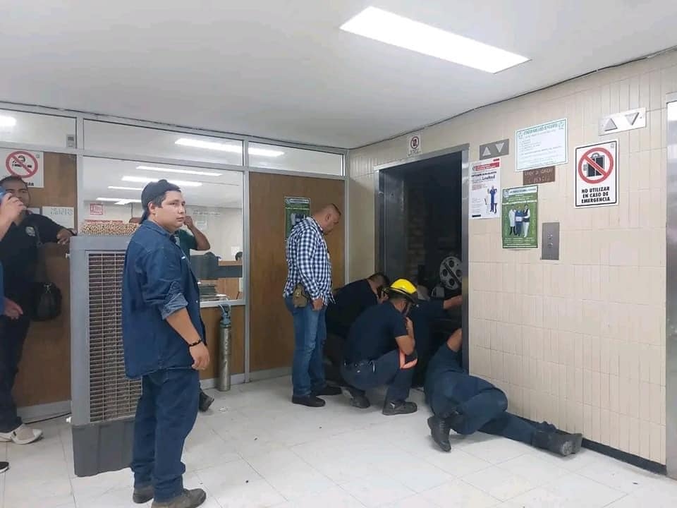 Rescatan a 7 personas atrapadas en elevador del IMSS en Monclova, Coahuila