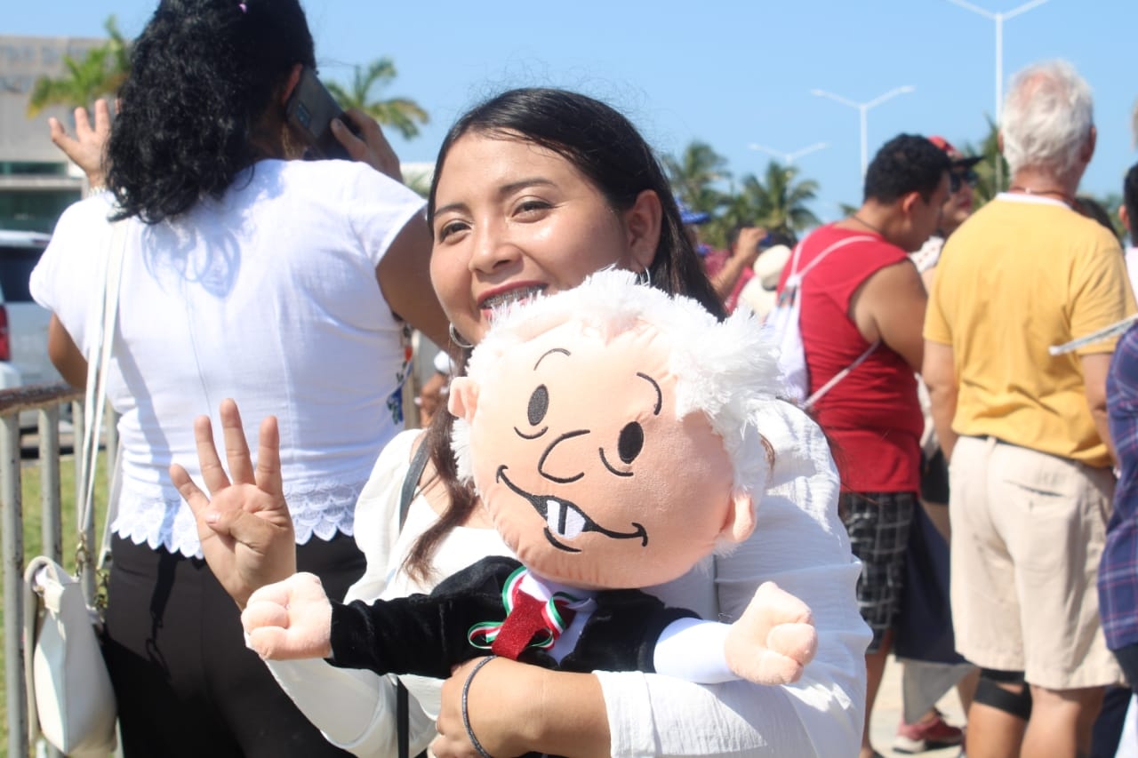 Simpatizantes de AMLO esperan al Presidente afuera del Centro de Convenciones en Campeche