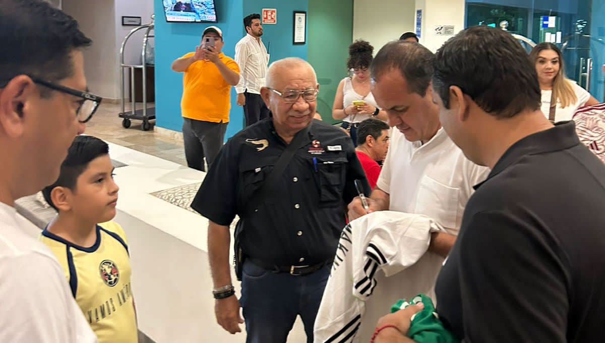 Cuauhtémoc Blanco firmó balones y playeras durante su visita a Campeche