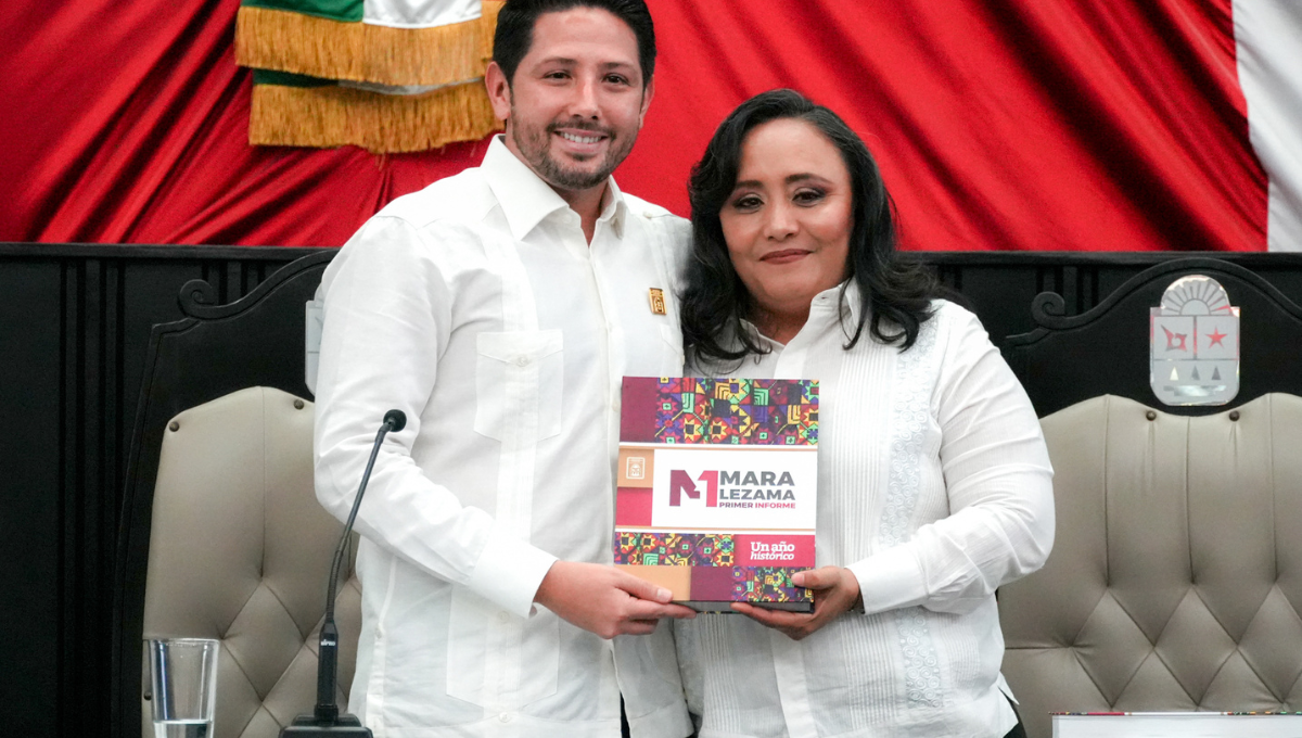 María Cristina Torres, secretaria de Gobernación, entregó el documento al Presidente del Congreso