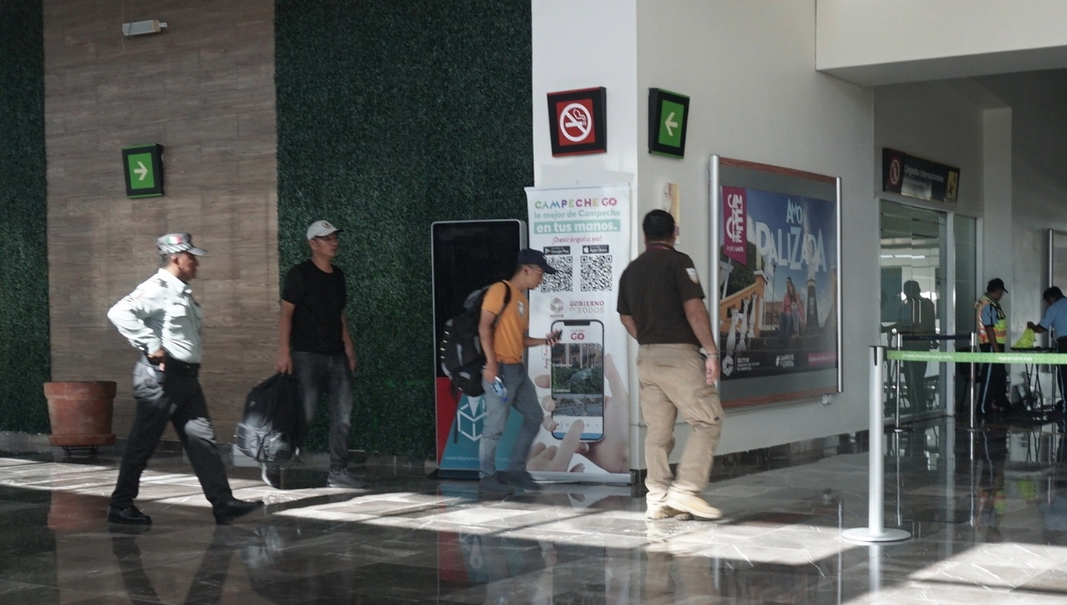 Migración asegura a seis asiáticos en el aeropuerto de Campeche por presentar documentos falsos