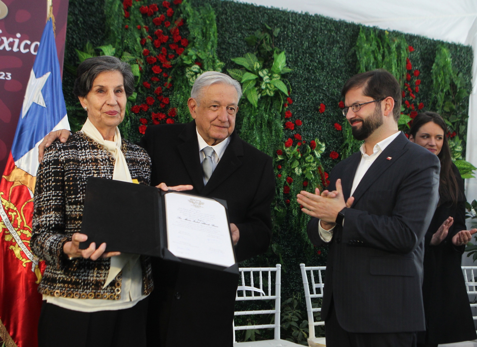 AMLO entrega la orden del Águila Azteca a Isabel Allende, hija de Salvador Allende