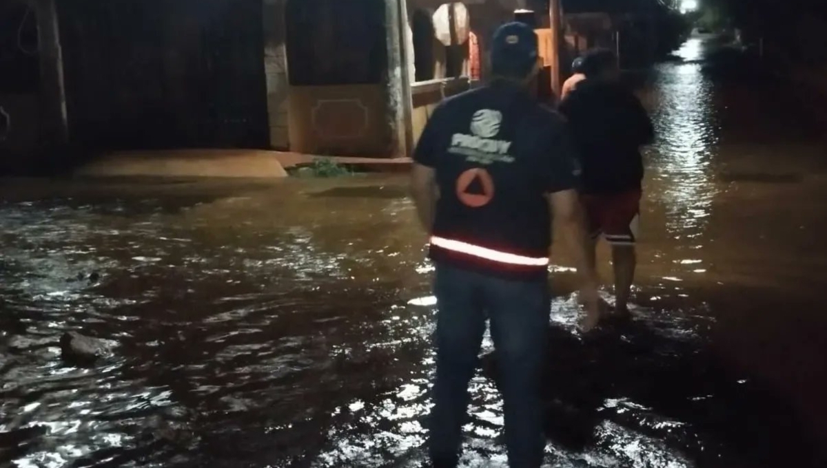 Lluvias inundan a Yotholín en Ticul; el agua alcanzó casi un metro
