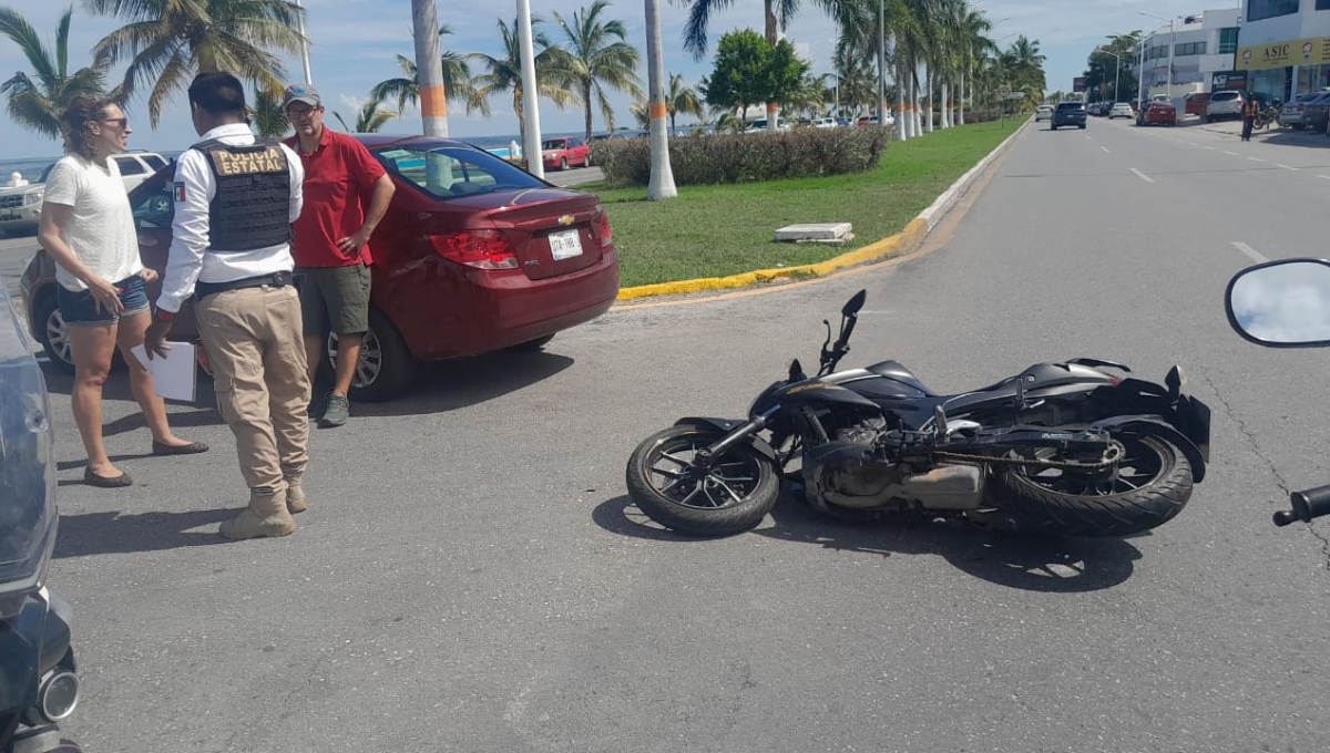Pareja de "gringos" hacen derrapar a un motociclista en el Malecón de Campeche