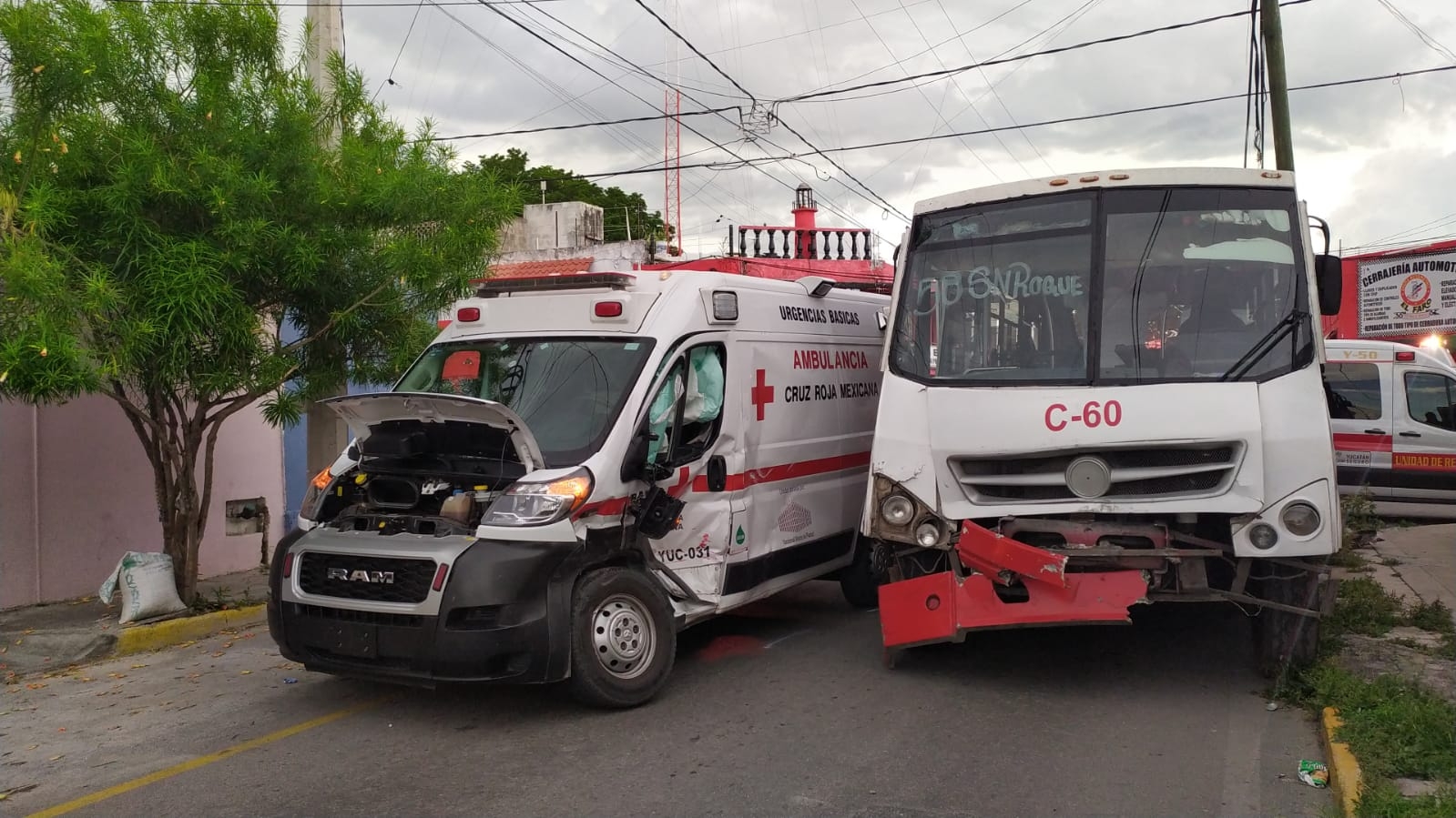 Ambulancia choca contra un camión en Mérida; reportan ocho heridos: EN VIVO