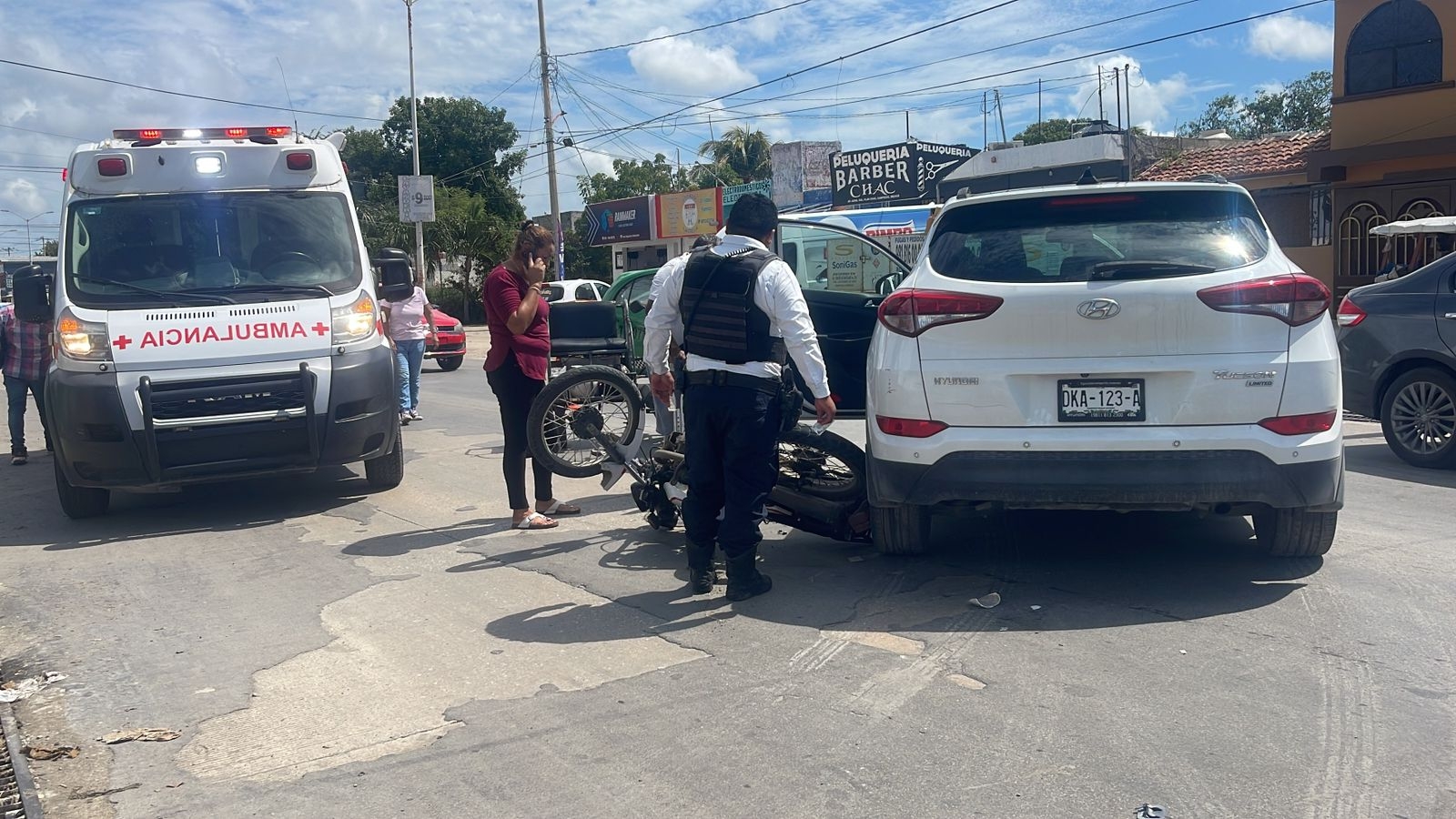 Conductora entra en pánico y atropella a un motociclista en Campeche