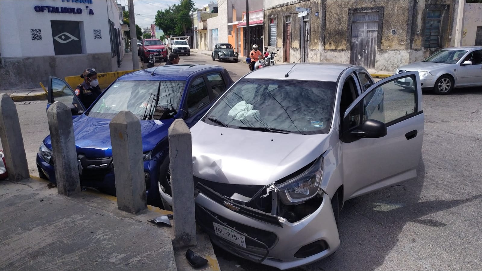 Conductora se pasa el alto y provoca choque en Mérida; hay dos heridos