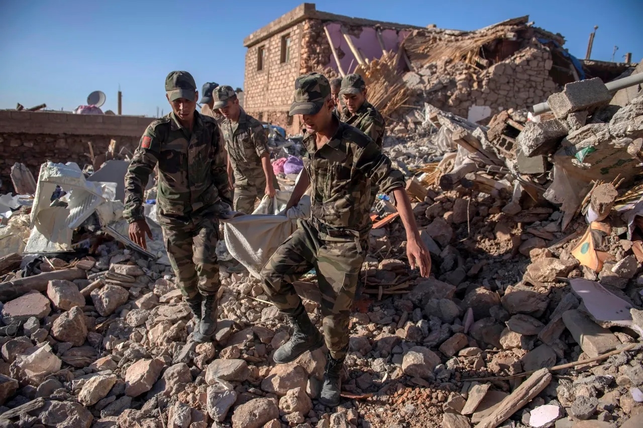 Marruecos recibe ayuda internacional en búsqueda de muertos tras sismo de 6.8