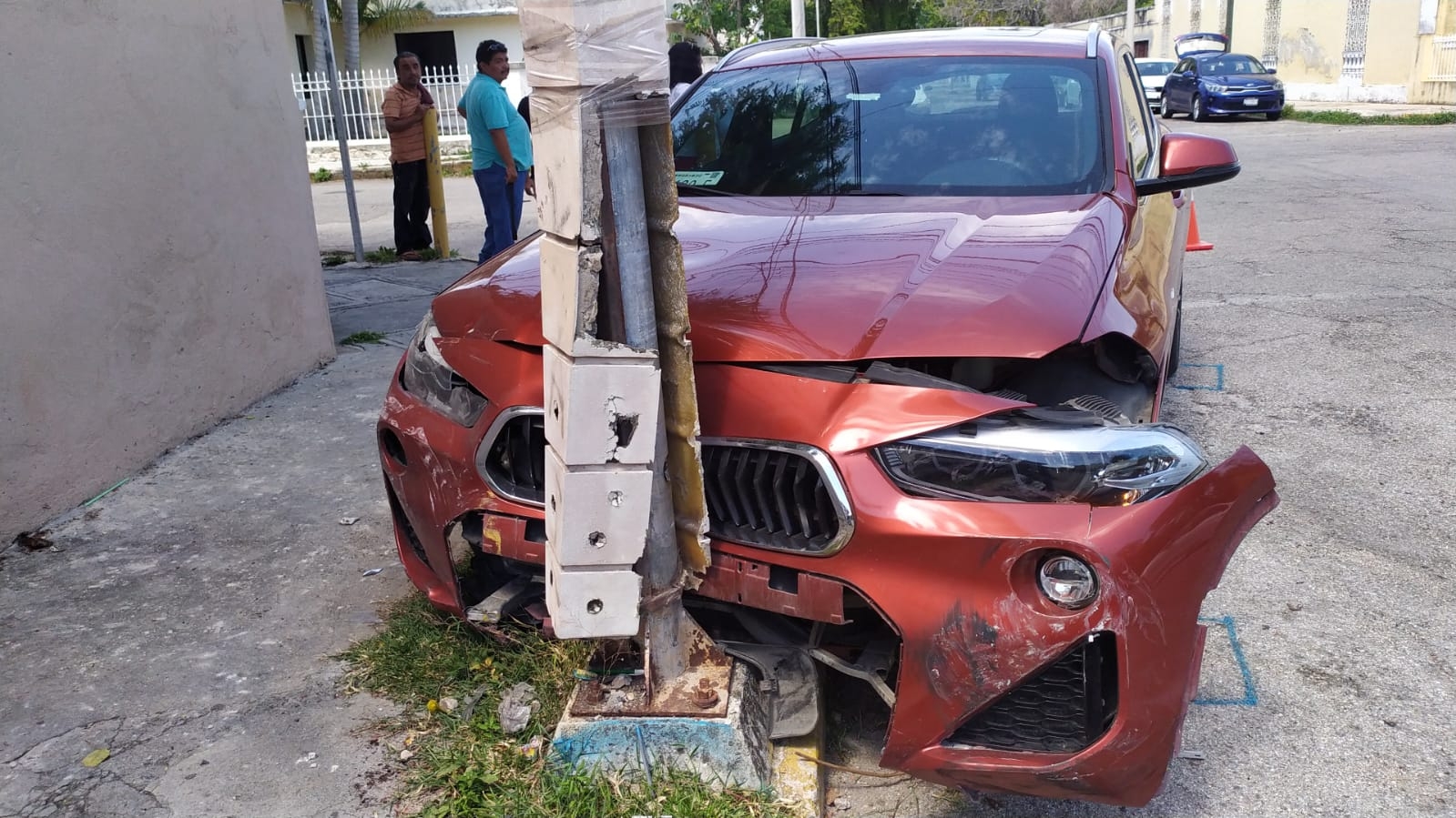 Mujer estrella su auto contra un poste en la colonia García Ginerés de Mérida