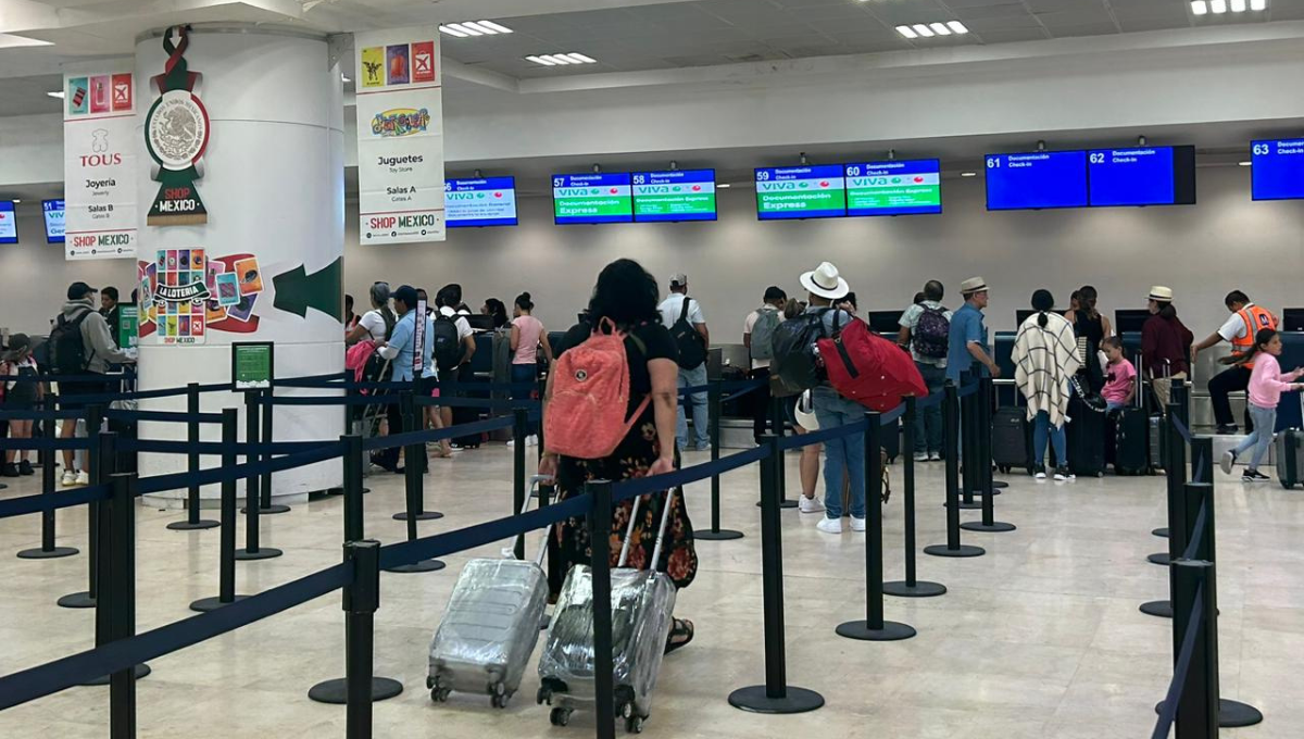 ¡Tierno! Perrito despide a su 'mamá' antes de abordar en el aeropuerto de Cancún