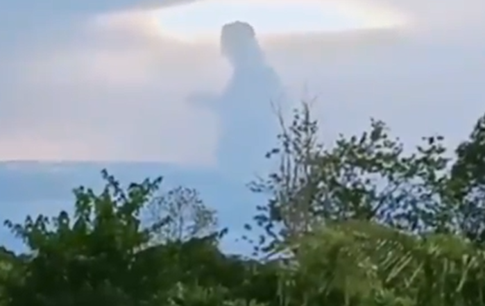 Nube con forma de 'Godzila' sorprende a miles de internautas