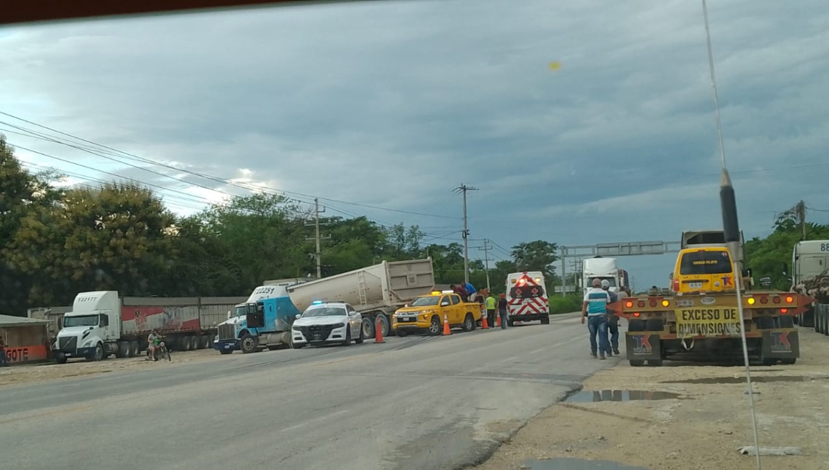 Carambola de tráileres en la carretera Escárcega–Villahermosa deja un lesionado