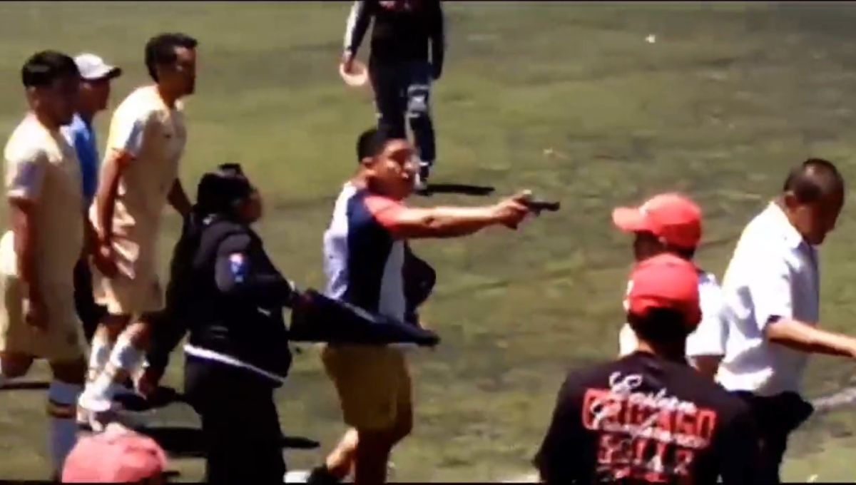 Sujeto amenza con arma de fuego durante partido de futbol en Toluca, estado de México