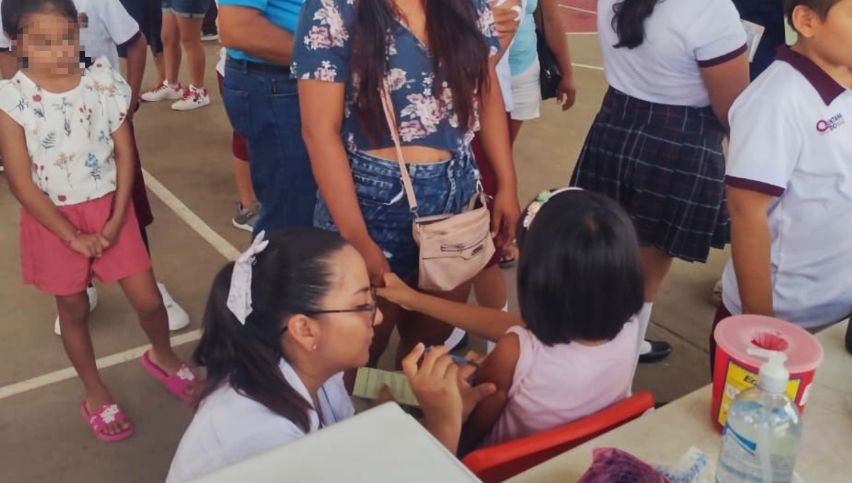 Vacunan a estudiantes de primaria en Felipe Carrillo Puerto contra el COVID-19