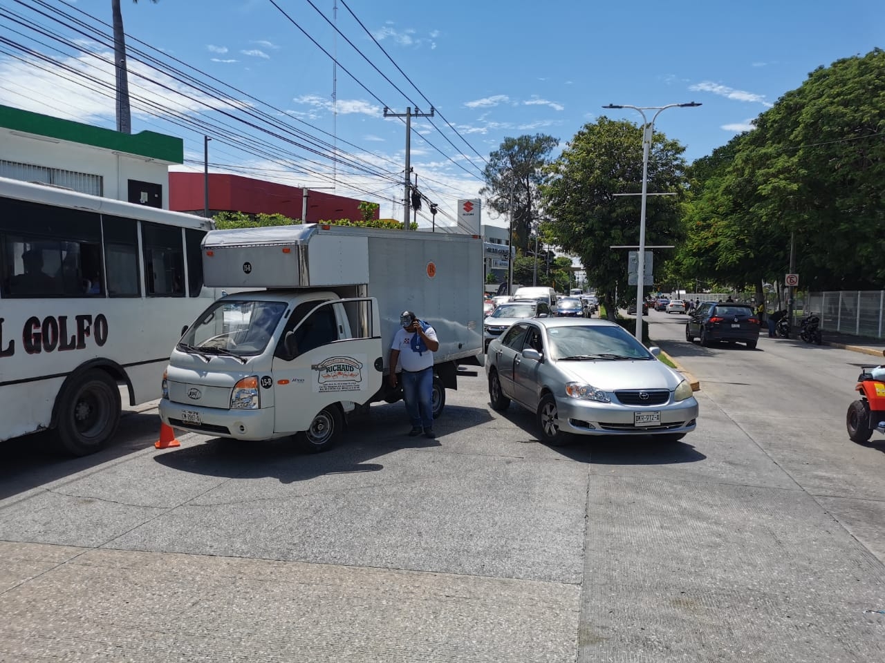 Conductora causa daños materiales a una camioneta tras chocar en Ciudad del Carmen