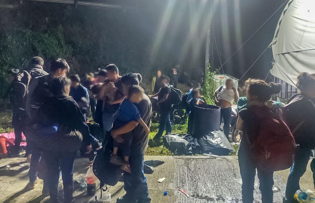 INM rescata a 350 migrantes hacinados en un tráiler ne Veracruz