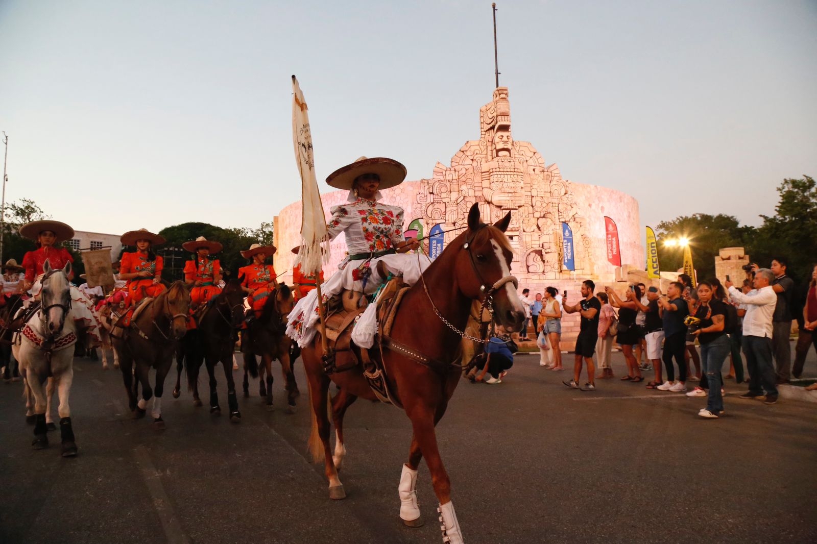 Chinacos y escaramuzas desfilan por Mérida en el Día Nacional del Charro