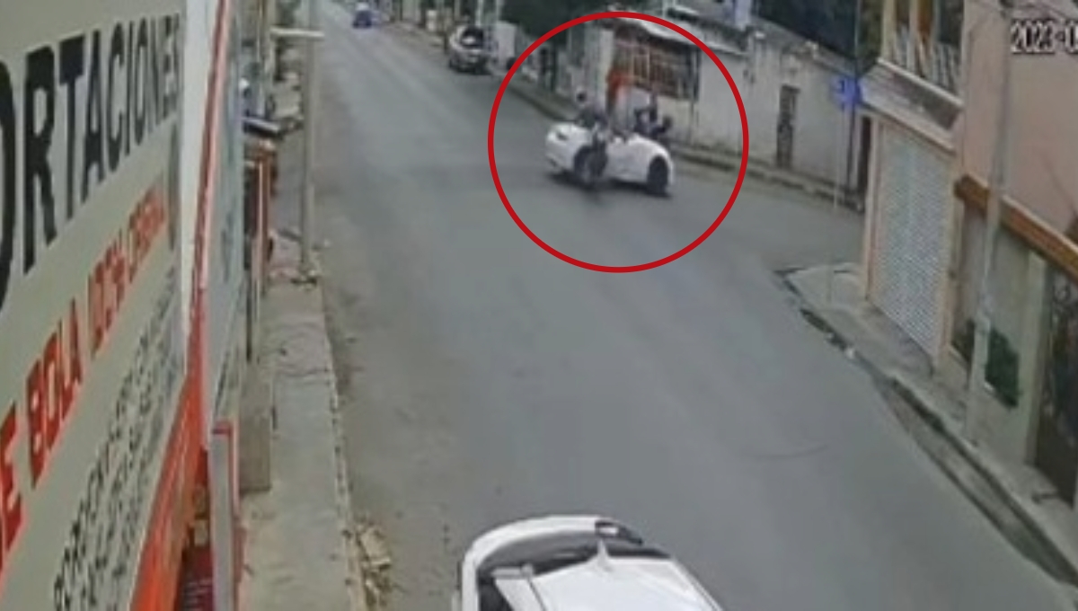 Motociclista se impacta contra un auto en el Sur de Mérida: VIDEO