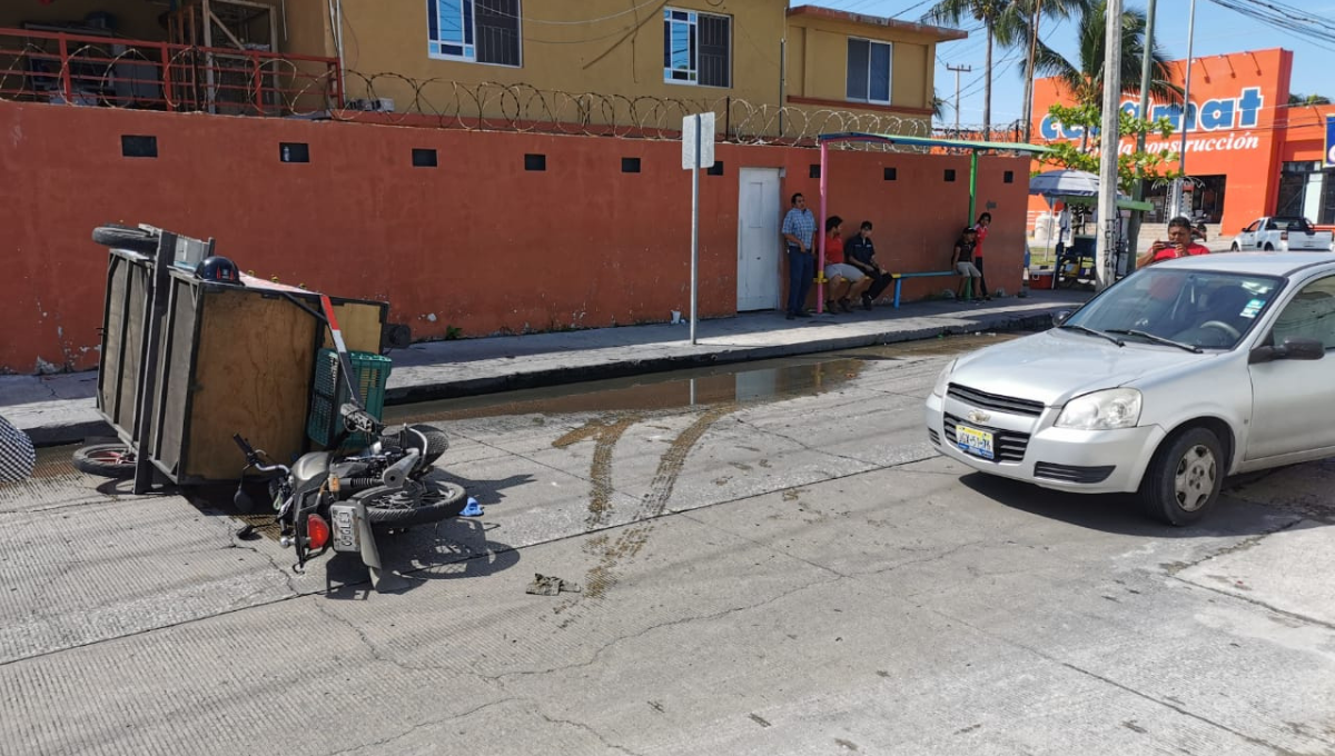 Auto provoca volcadura de un remolque con lavadoras en Ciudad del Carmen