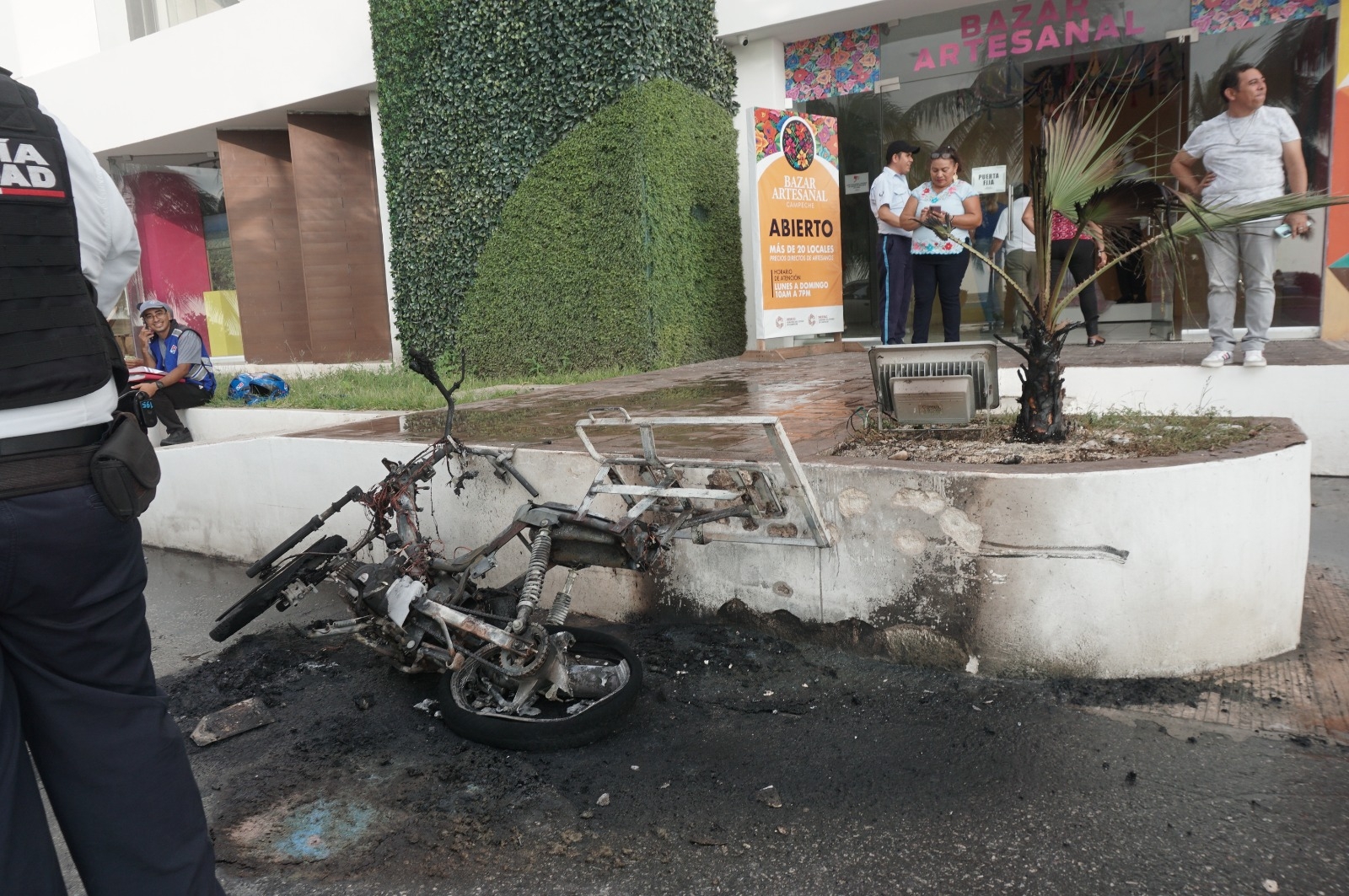 Pizzero pierde la moto y el pedido al quemarse su unidad en Campeche