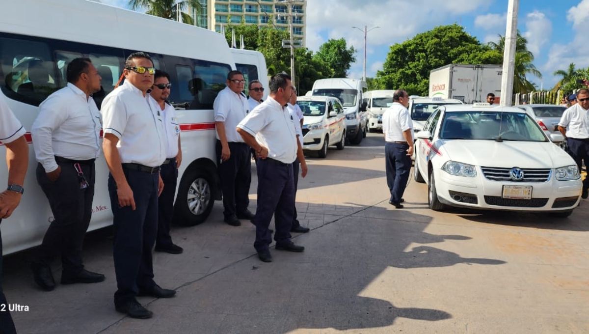 Taxistas de Cozumel bloquean vías turísticas de la isla
