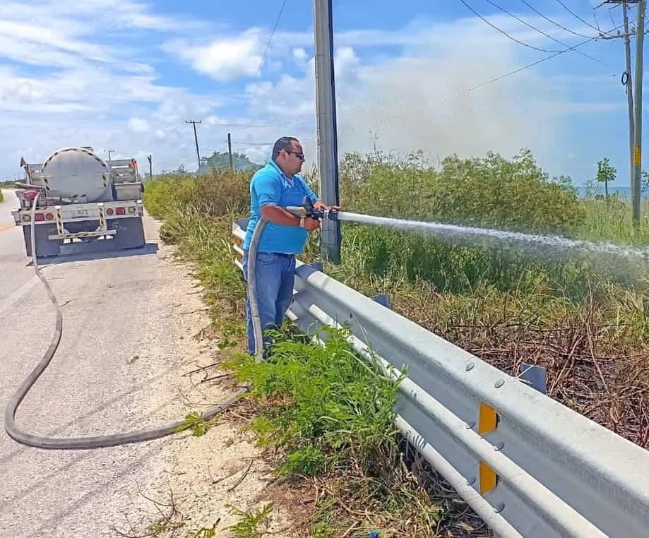 Reportan incendio de pastizal en la carretera federal 180