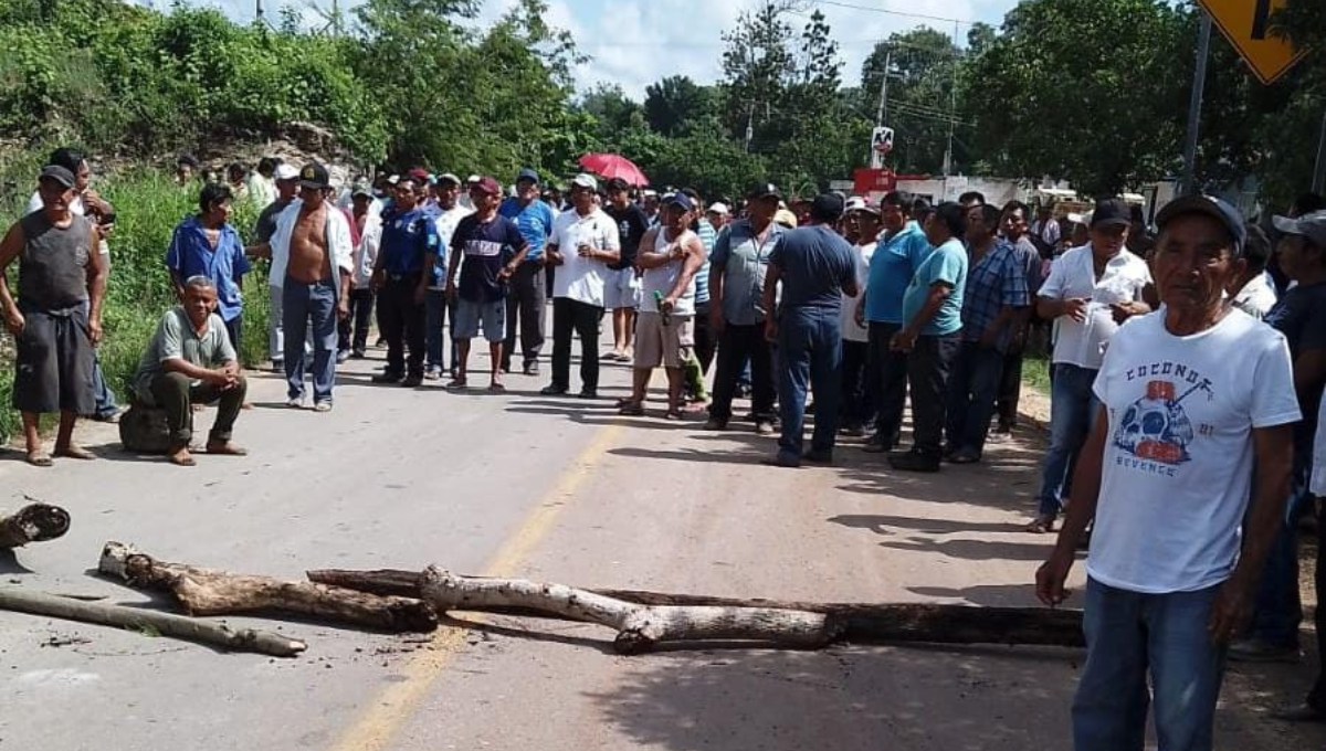 Ejidatarios bloquean carretera Valladolid-Felipe Carrillo Puerto por adeudo de más de 2 mdp