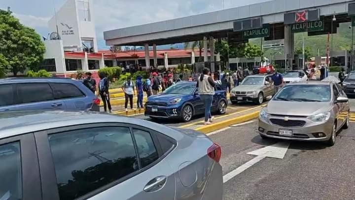 Normalistas de Ayotzinapa toman caseta de cobro en la Autopista del Sol