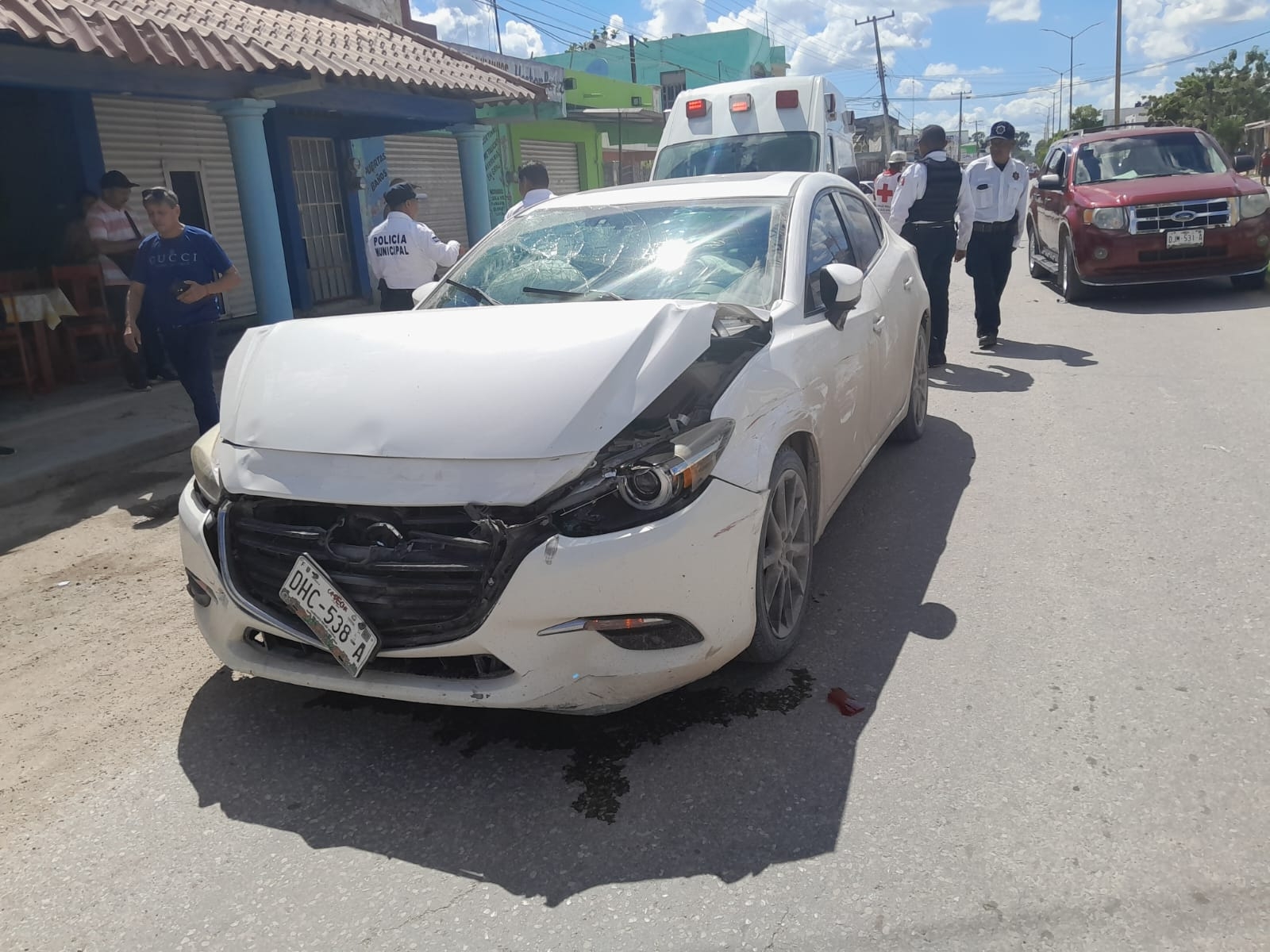 Mujer resulta herida tras estrellarse contra un auto en Escárcega