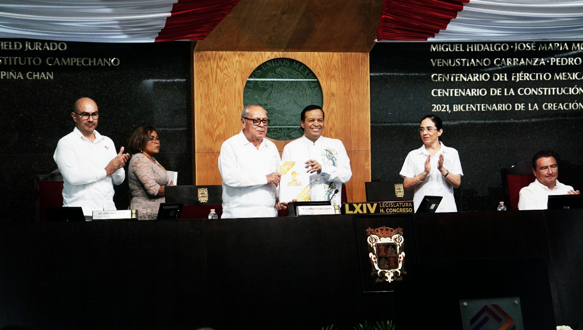 El representante del Poder Legislativo hizo la entrega del libro con la glosa de las actividades a Secretario General de Gobierno, Aníbal Ostoa Ortega