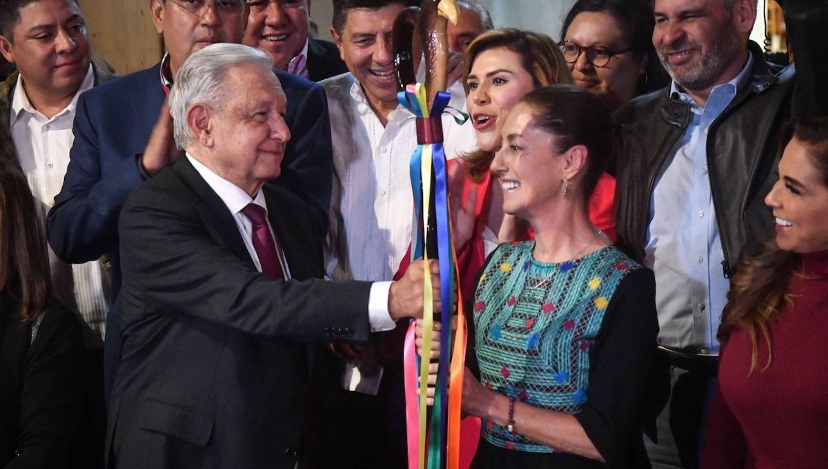 El presidente Andrés Manuel López Obrador entregó el Bastón de Mando a Claudia Sheinbaum, Coordinadora Nacional de la Defensa de la Transformación