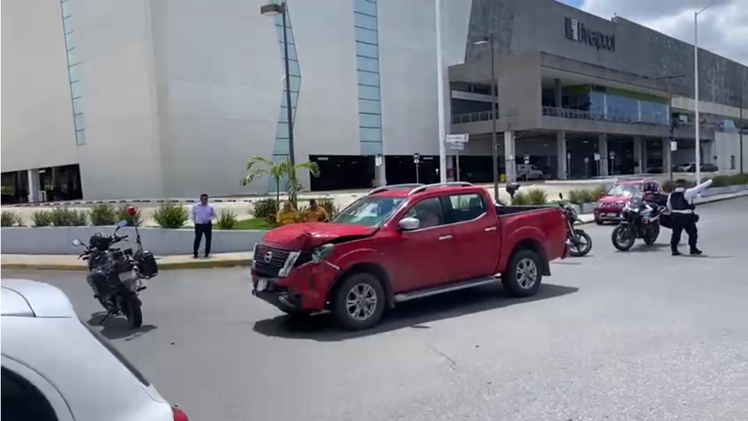 Conductor de Veracruz choca con una camioneta en el malecón de Campeche: VIDEO