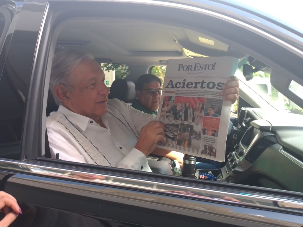 Con su ejemplar de Por Esto!, AMLO realiza gira en Yucatán