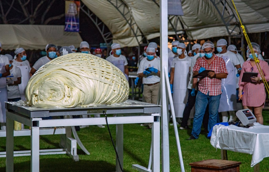 Chiapas rompe el Récord Guiness al crear el quesillo más grande del mundo