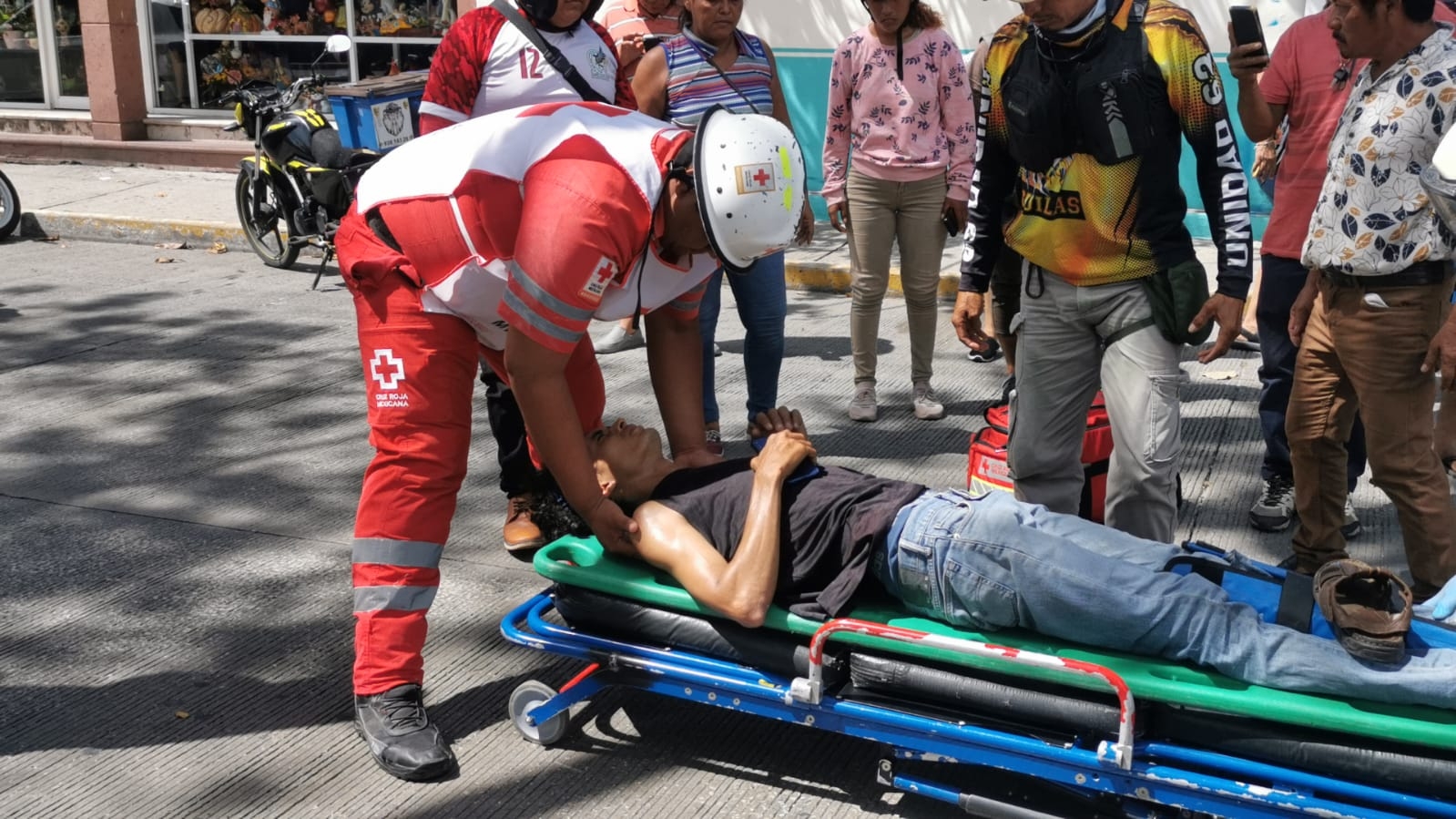 Taxista manda al hospital a un motociclista tras atropellarlo en Ciudad del Carmen