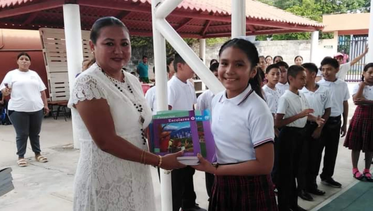 Alumnos de secundaria en Sabancuy esperan libros de texto gratuito de la SEP