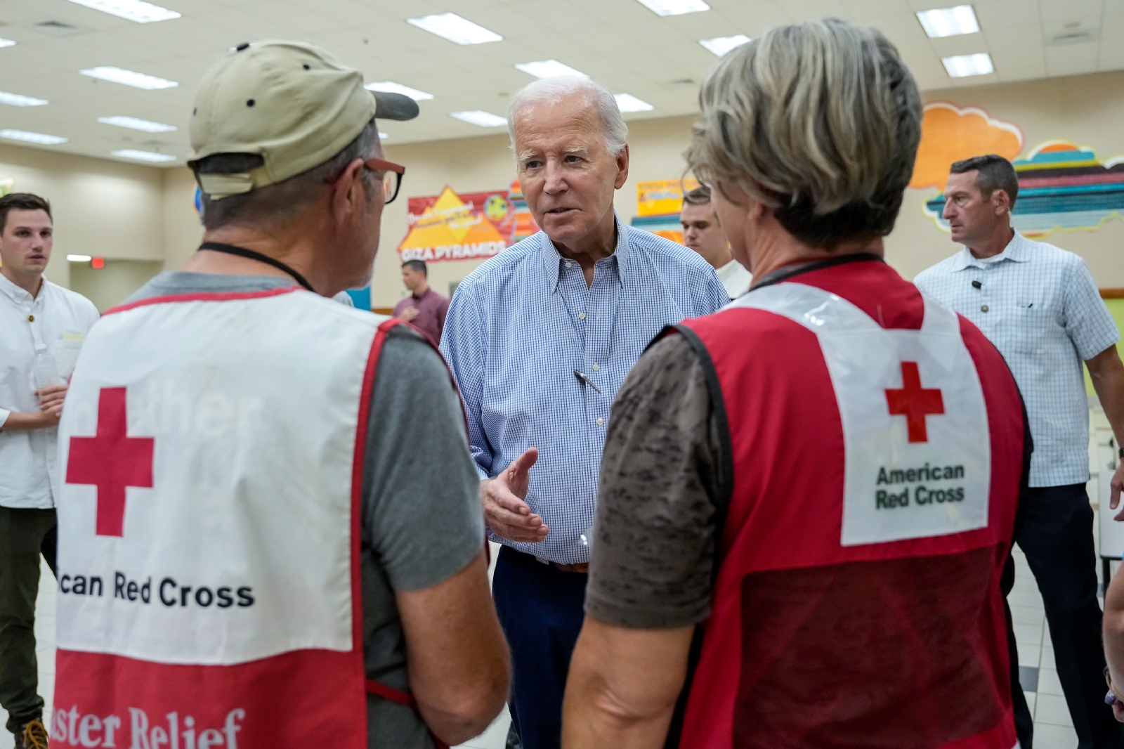 Biden visita zona devastada por huracán Idalia en Florida