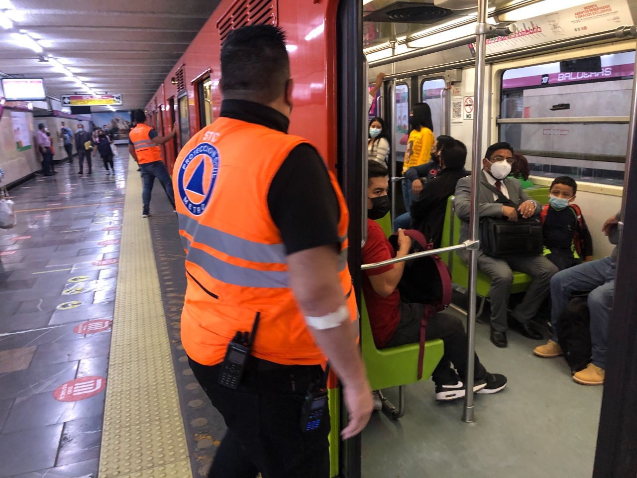 Cierre de 18 estaciones del Metro de la CDMX provocan caos