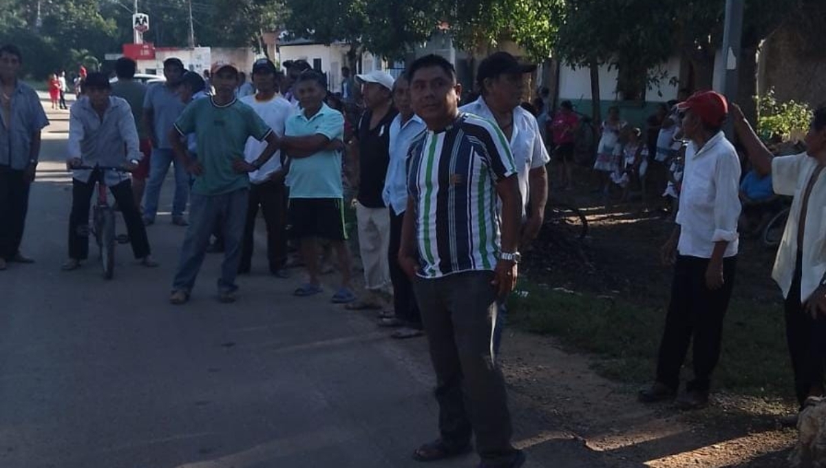 Ejidatarios de Tepich bloquean la vía Valladolid-Carrillo Puerto; exigen al SICT el pago de sus tierras
